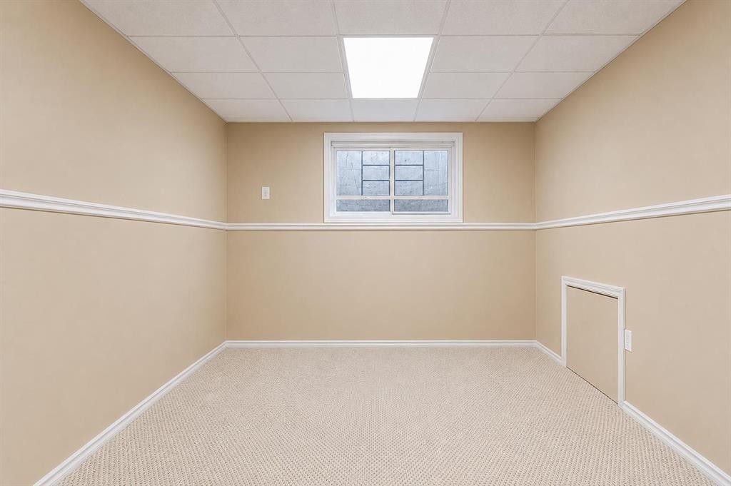 107 Sprague Way Se, Medicine Hat, AB - Indoor Photo Showing Other Room