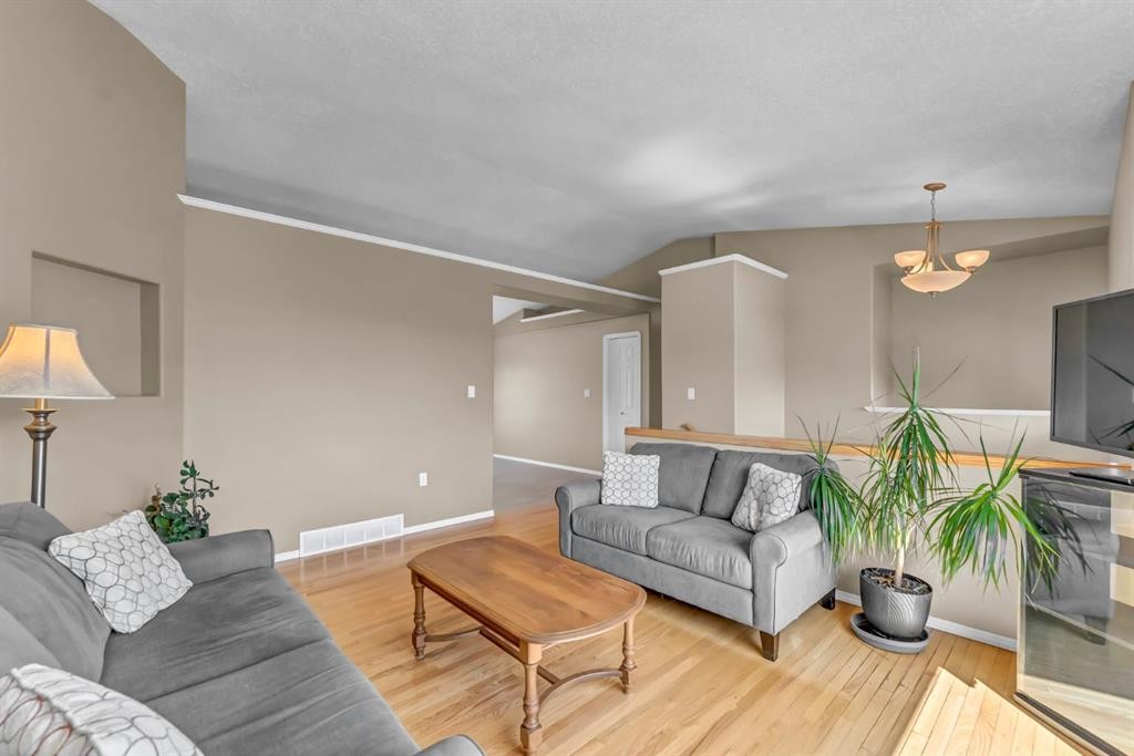 970 Kipling Crescent Sw, Redcliff, AB - Indoor Photo Showing Living Room