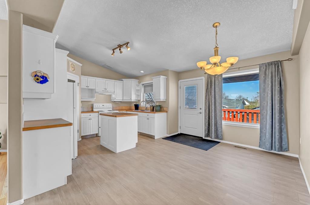 970 Kipling Crescent Sw, Redcliff, AB - Indoor Photo Showing Kitchen