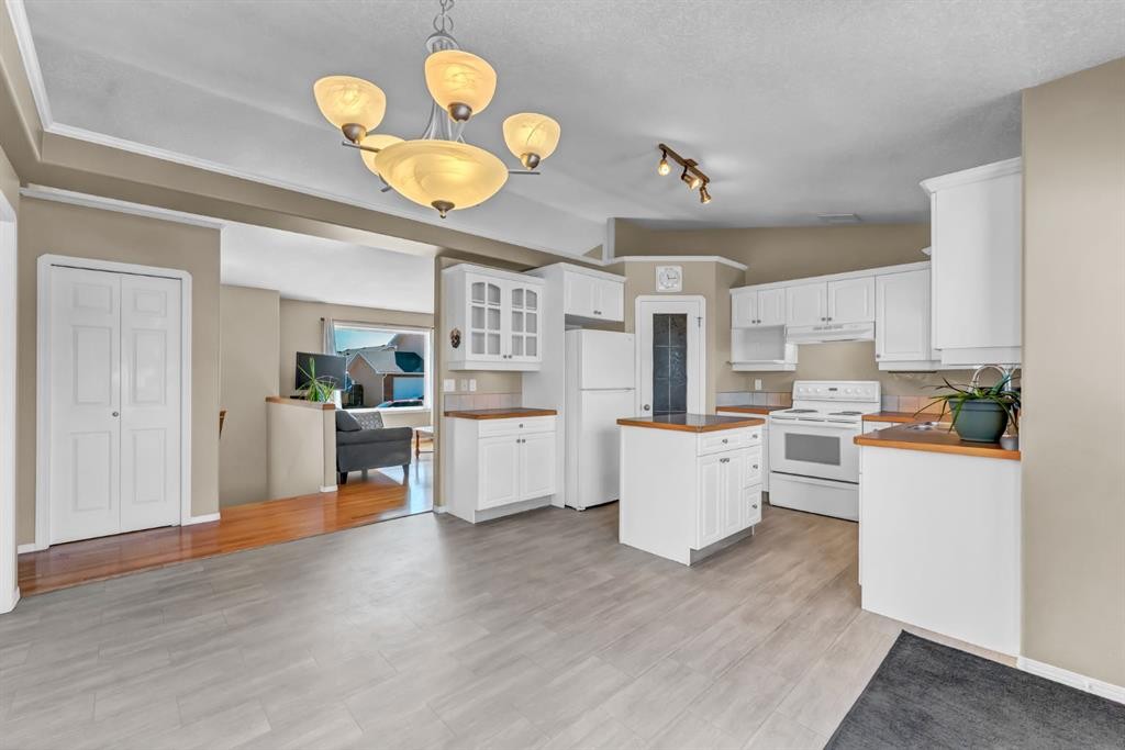 970 Kipling Crescent Sw, Redcliff, AB - Indoor Photo Showing Kitchen