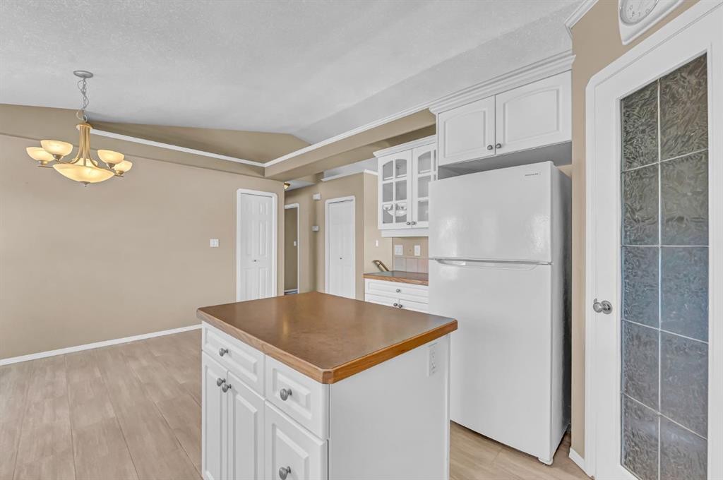 970 Kipling Crescent Sw, Redcliff, AB - Indoor Photo Showing Kitchen
