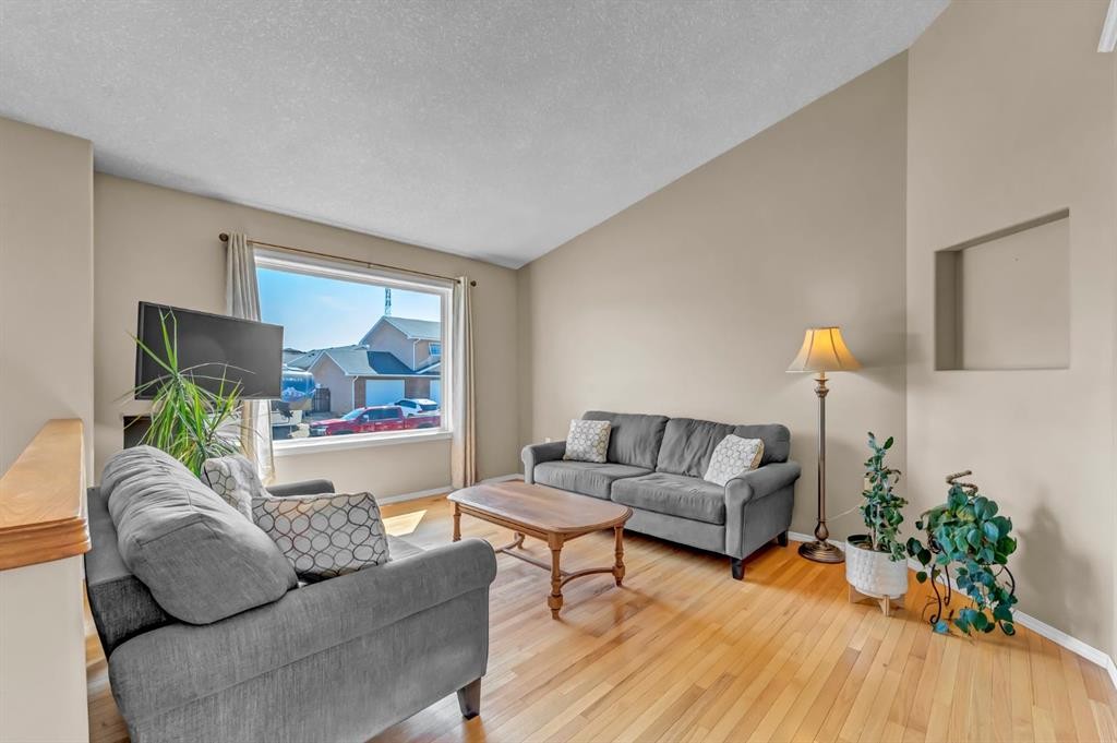 970 Kipling Crescent Sw, Redcliff, AB - Indoor Photo Showing Living Room