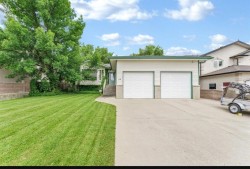 94 Perry Crescent NEMedicine Hat, AB T1C 1Y2
