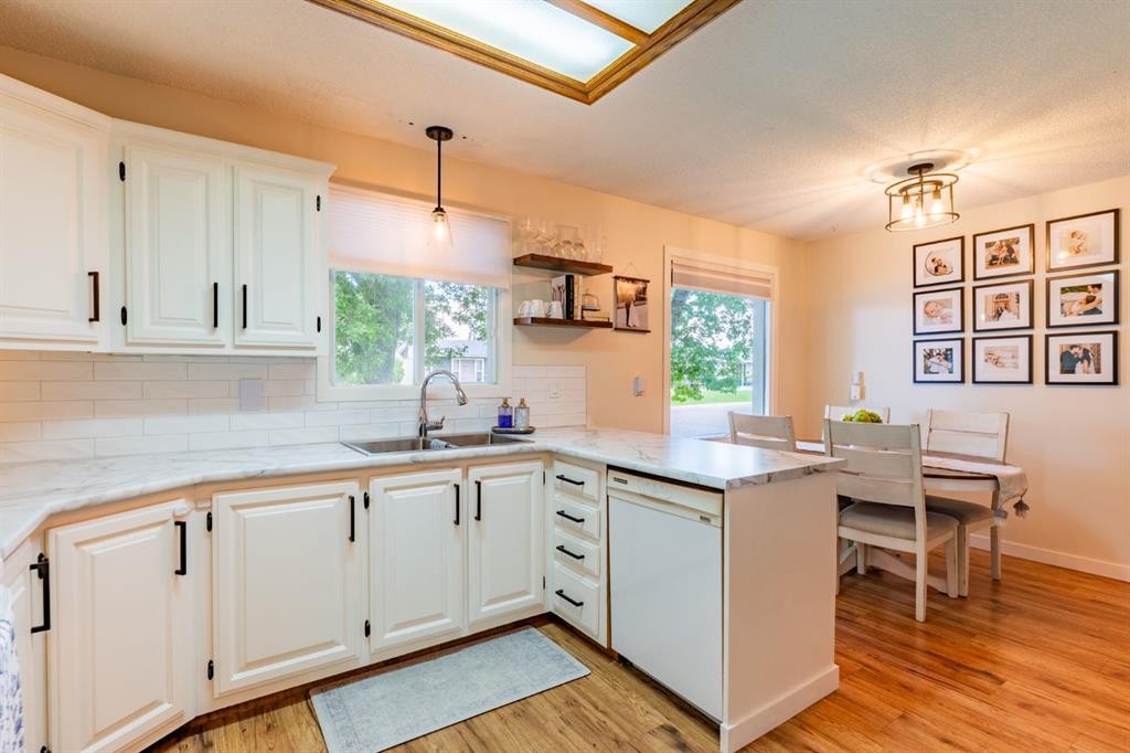 2339 20 Avenue Se, Medicine Hat, AB - Indoor Photo Showing Kitchen With Double Sink