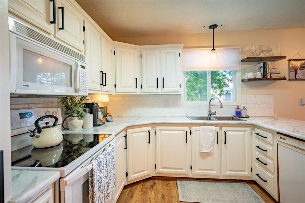 2339 20 Avenue Se, Medicine Hat, AB - Indoor Photo Showing Kitchen With Double Sink