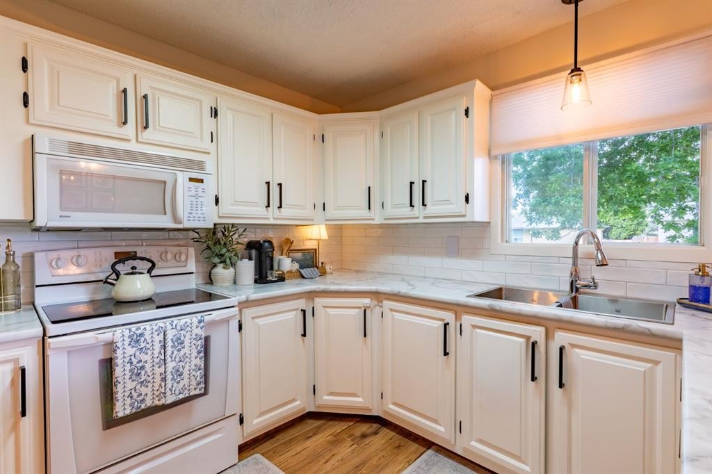2339 20 Avenue Se, Medicine Hat, AB - Indoor Photo Showing Kitchen With Double Sink