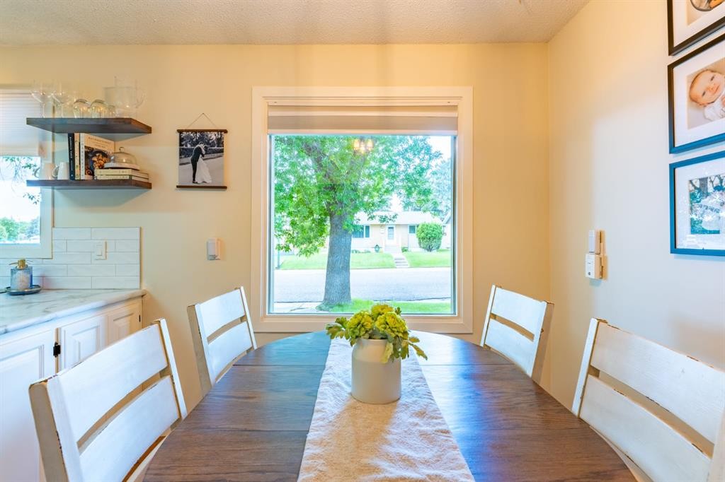 2339 20 Avenue Se, Medicine Hat, AB - Indoor Photo Showing Dining Room