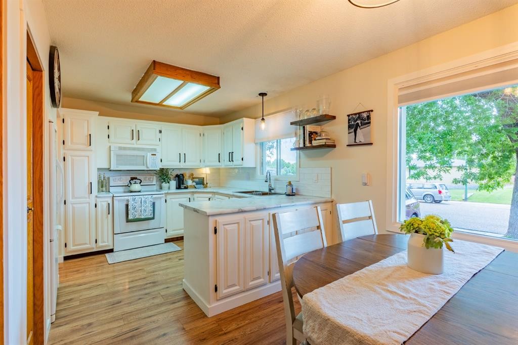 2339 20 Avenue Se, Medicine Hat, AB - Indoor Photo Showing Kitchen