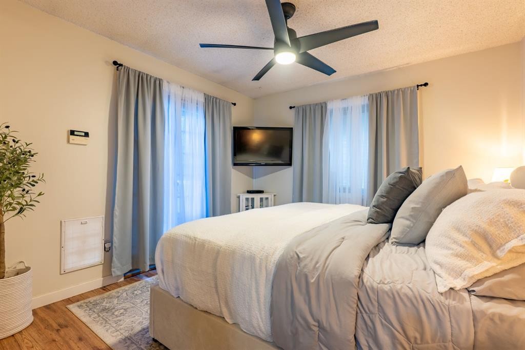 2339 20 Avenue Se, Medicine Hat, AB - Indoor Photo Showing Bedroom
