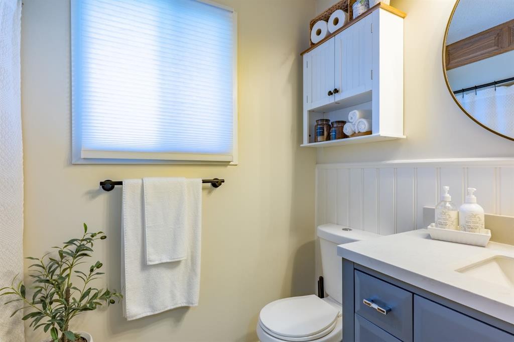 2339 20 Avenue Se, Medicine Hat, AB - Indoor Photo Showing Bathroom