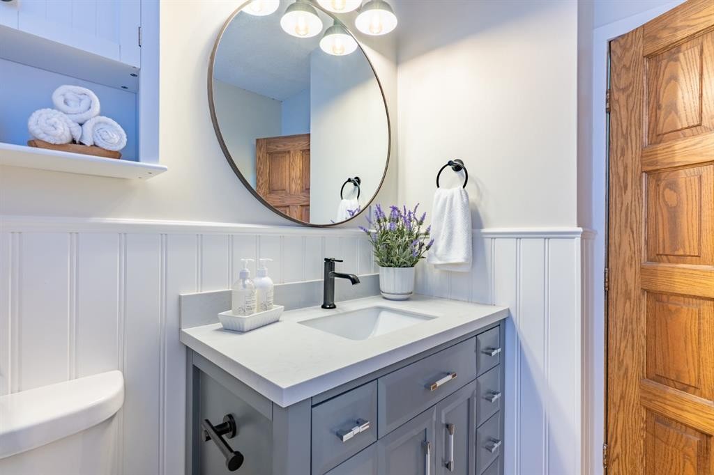 2339 20 Avenue Se, Medicine Hat, AB - Indoor Photo Showing Bathroom