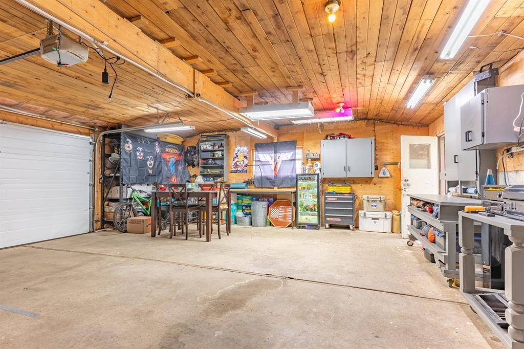 2339 20 Avenue Se, Medicine Hat, AB - Indoor Photo Showing Garage