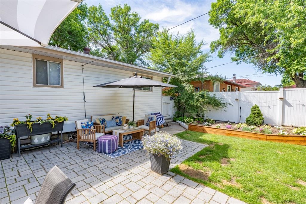 2339 20 Avenue Se, Medicine Hat, AB - Outdoor With Deck Patio Veranda With Exterior