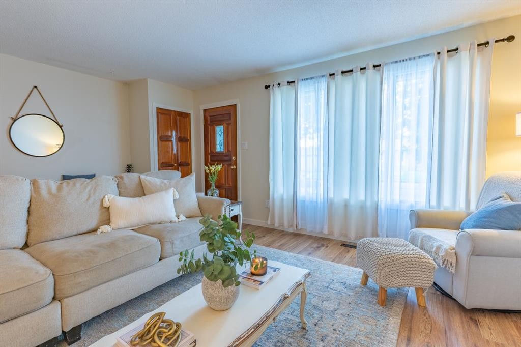 2339 20 Avenue Se, Medicine Hat, AB - Indoor Photo Showing Living Room