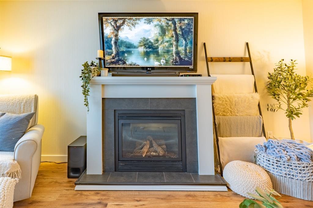 2339 20 Avenue Se, Medicine Hat, AB - Indoor Photo Showing Living Room With Fireplace