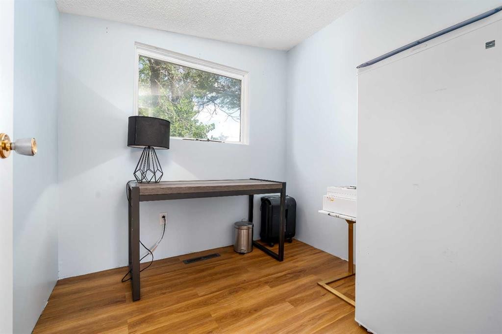 1043-6 Ave, Empress, AB