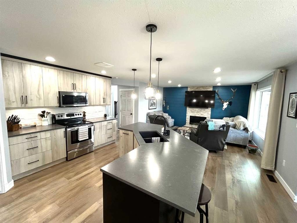 938 Manor Place Se, Redcliff, AB