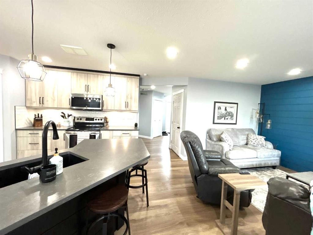 938 Manor Place Se, Redcliff, AB