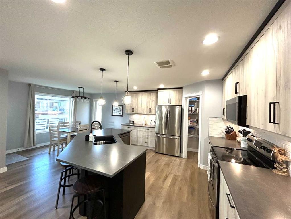 938 Manor Place Se, Redcliff, AB