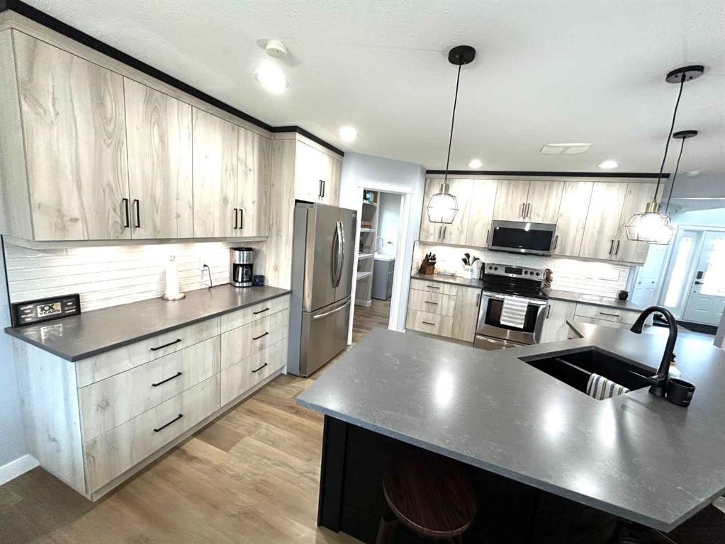 938 Manor Place Se, Redcliff, AB