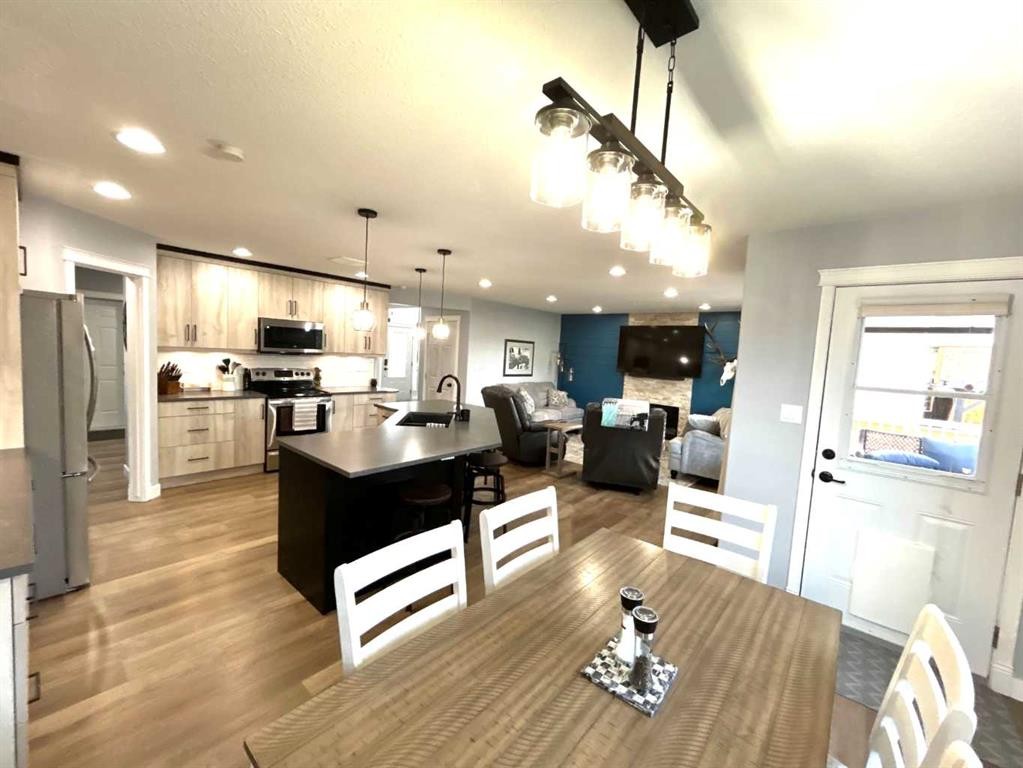 938 Manor Place Se, Redcliff, AB