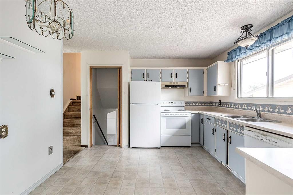 189 Hull Crescent Ne, Medicine Hat, AB - Indoor Photo Showing Kitchen With Double Sink