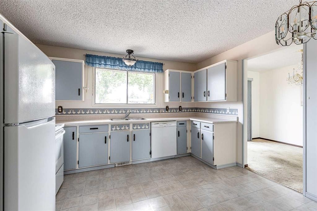 189 Hull Crescent Ne, Medicine Hat, AB - Indoor Photo Showing Kitchen With Double Sink
