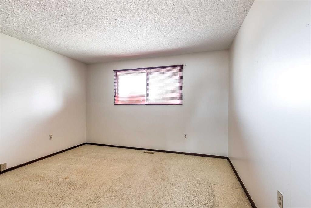 189 Hull Crescent Ne, Medicine Hat, AB - Indoor Photo Showing Other Room