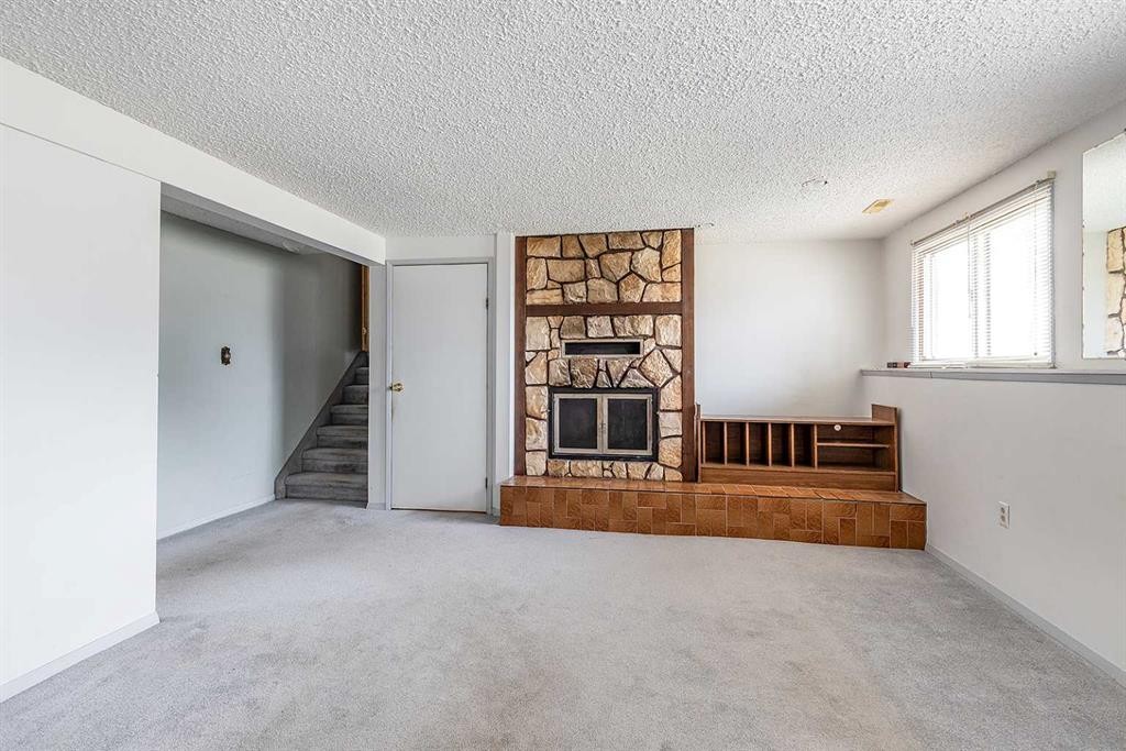189 Hull Crescent Ne, Medicine Hat, AB - Indoor With Fireplace
