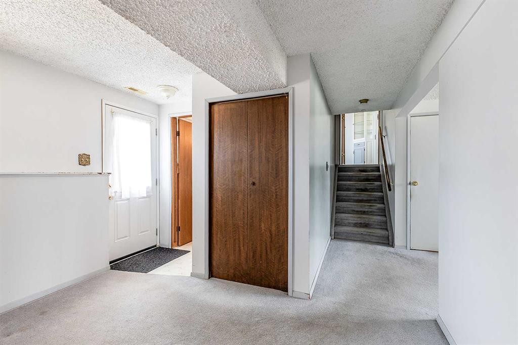 189 Hull Crescent Ne, Medicine Hat, AB - Indoor Photo Showing Other Room