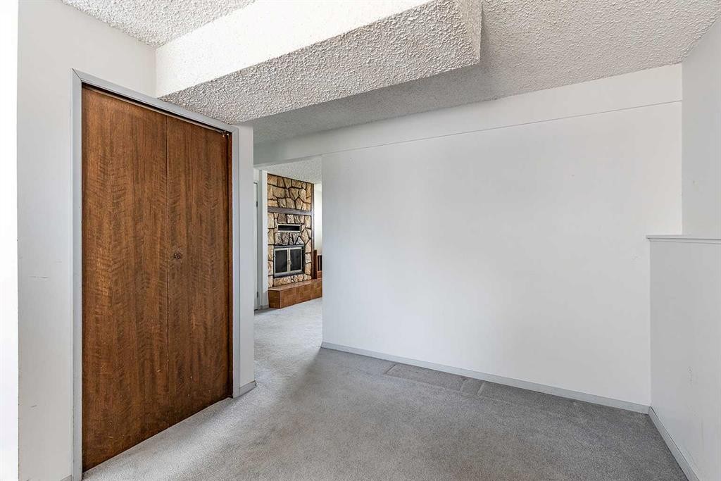 189 Hull Crescent Ne, Medicine Hat, AB - Indoor Photo Showing Other Room