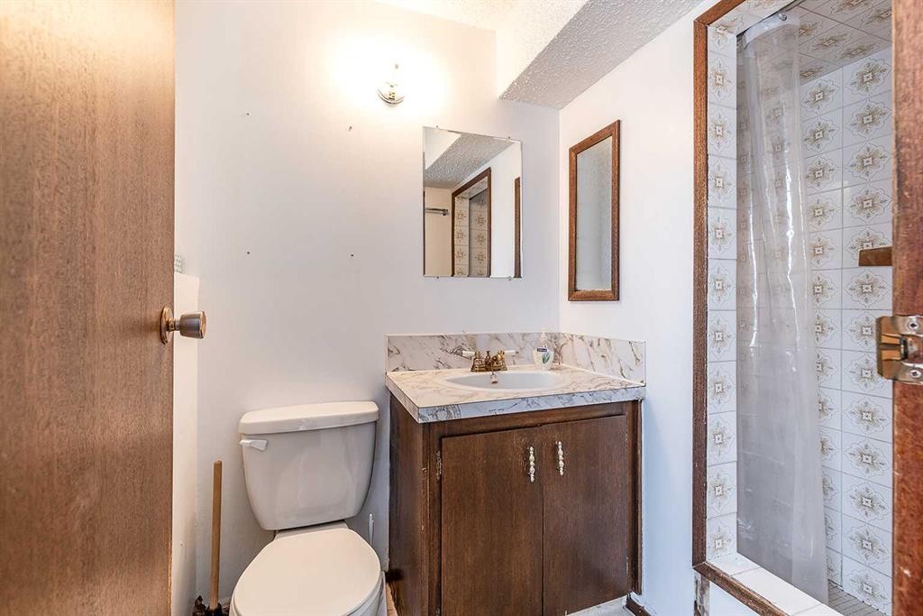 189 Hull Crescent Ne, Medicine Hat, AB - Indoor Photo Showing Bathroom