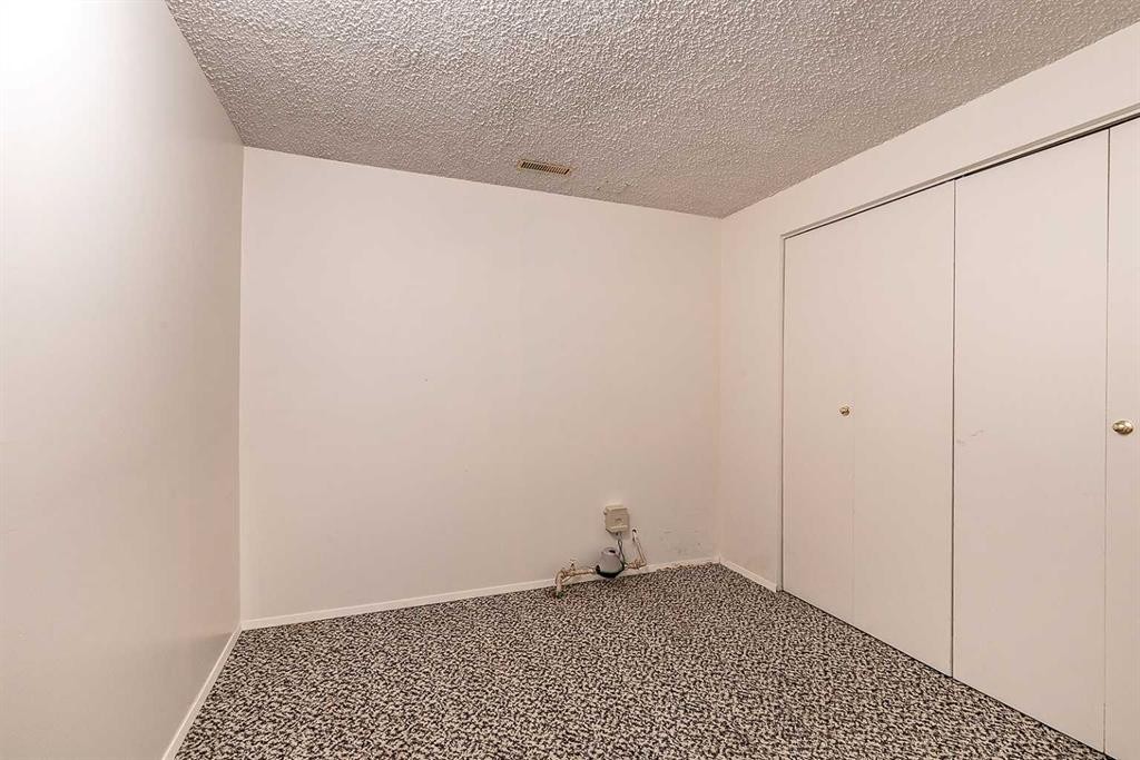 189 Hull Crescent Ne, Medicine Hat, AB - Indoor Photo Showing Other Room