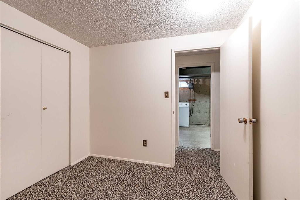 189 Hull Crescent Ne, Medicine Hat, AB - Indoor Photo Showing Other Room