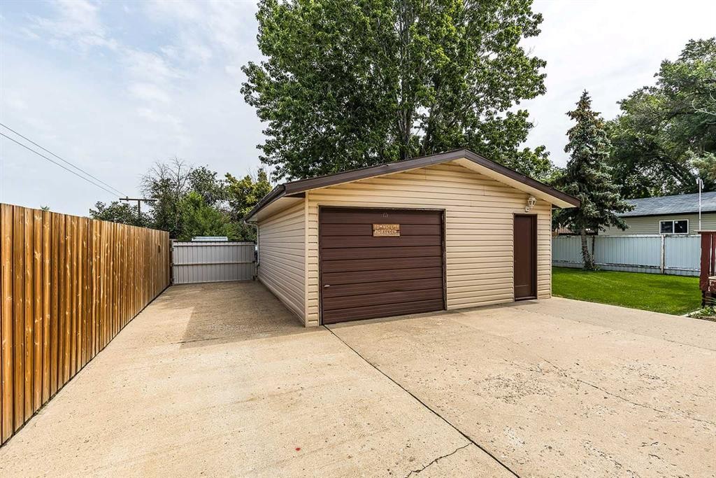 189 Hull Crescent Ne, Medicine Hat, AB - Outdoor With Exterior
