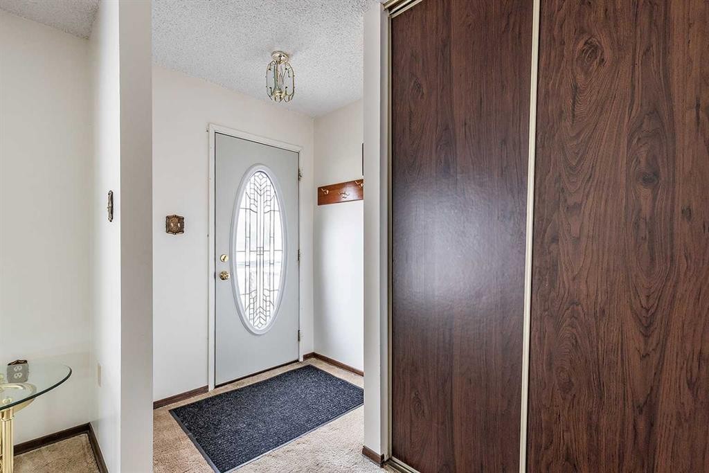 189 Hull Crescent Ne, Medicine Hat, AB - Indoor Photo Showing Other Room