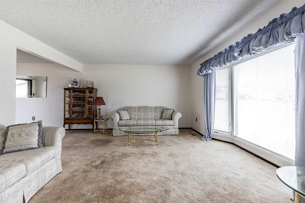 189 Hull Crescent Ne, Medicine Hat, AB - Indoor Photo Showing Living Room