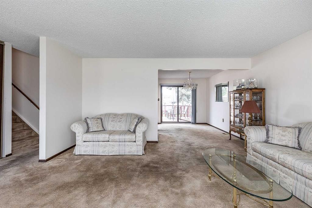 189 Hull Crescent Ne, Medicine Hat, AB - Indoor Photo Showing Living Room