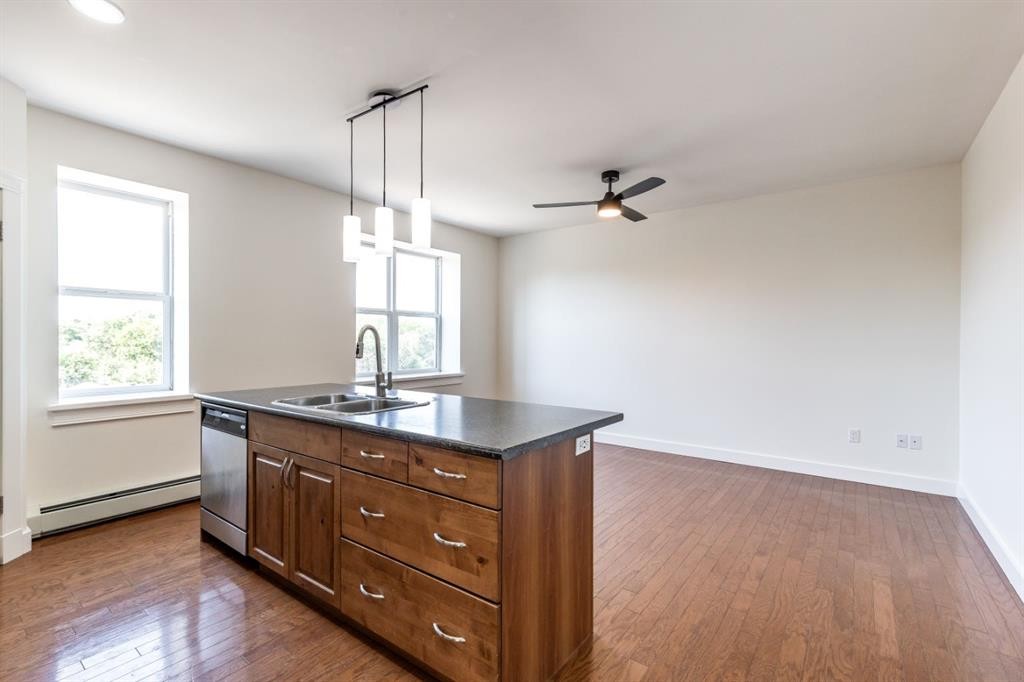 406-371 Aberdeen Street Se, Medicine Hat, AB - Indoor Photo Showing Kitchen With Double Sink