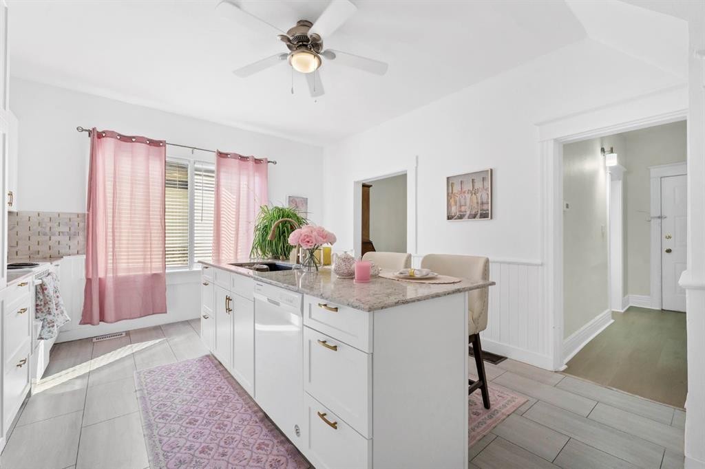 856A Braemar Street Se, Medicine Hat, AB - Indoor Photo Showing Kitchen