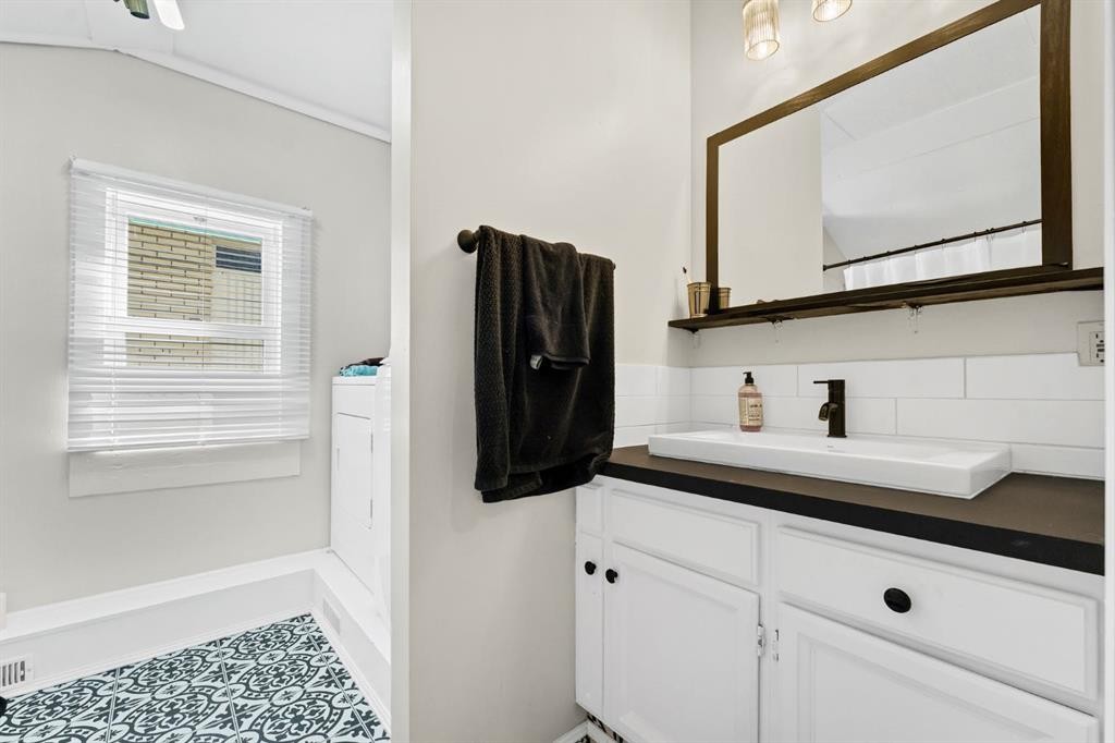 856A Braemar Street Se, Medicine Hat, AB - Indoor Photo Showing Bathroom