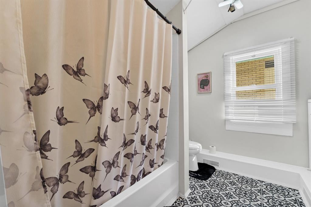 856A Braemar Street Se, Medicine Hat, AB - Indoor Photo Showing Bathroom