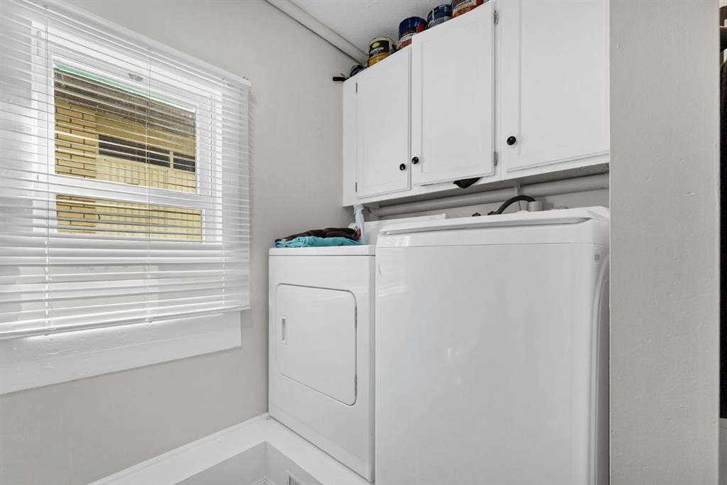 856A Braemar Street Se, Medicine Hat, AB - Indoor Photo Showing Laundry Room