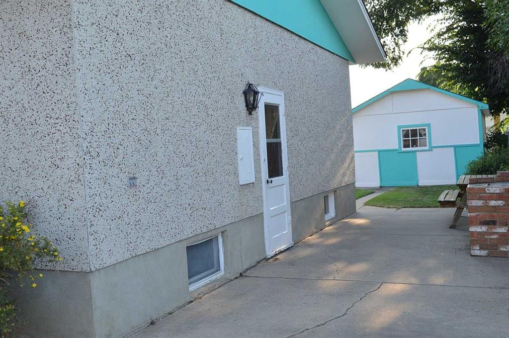 892 Bassett Crescent Nw, Medicine Hat, AB - Outdoor With Exterior