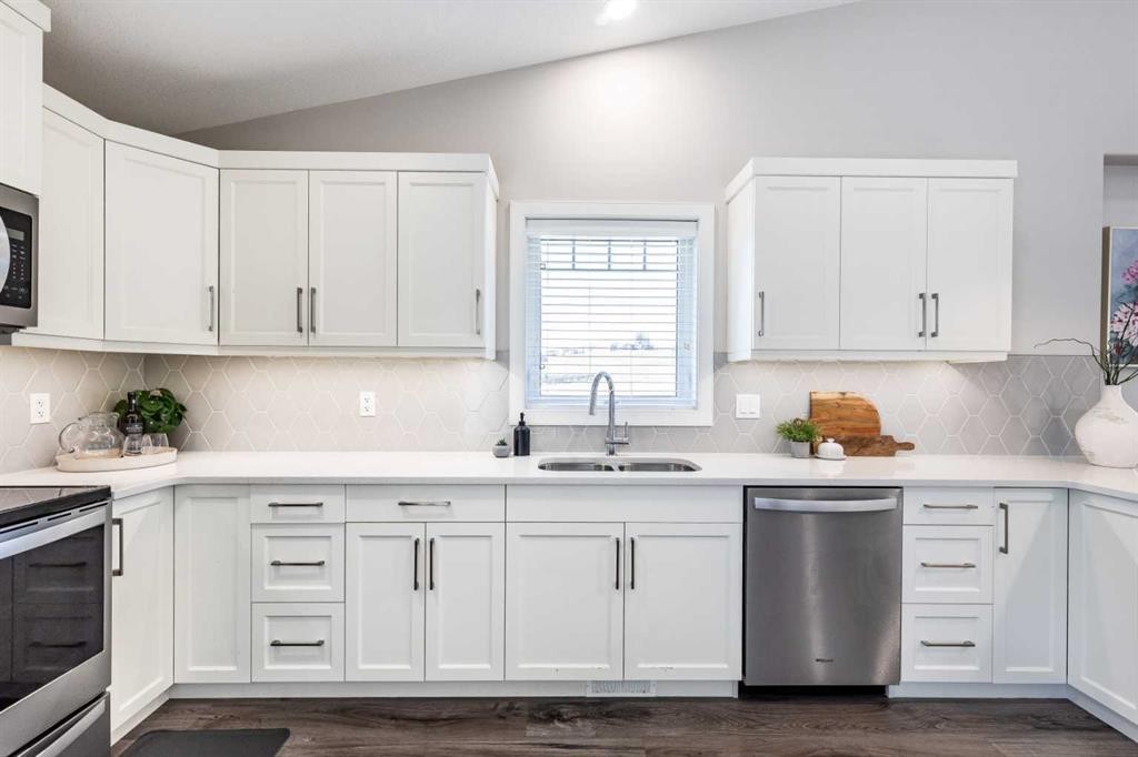 71 Ranchlands Boulevard Ne, Medicine Hat, AB - Indoor Photo Showing Kitchen With Double Sink With Upgraded Kitchen