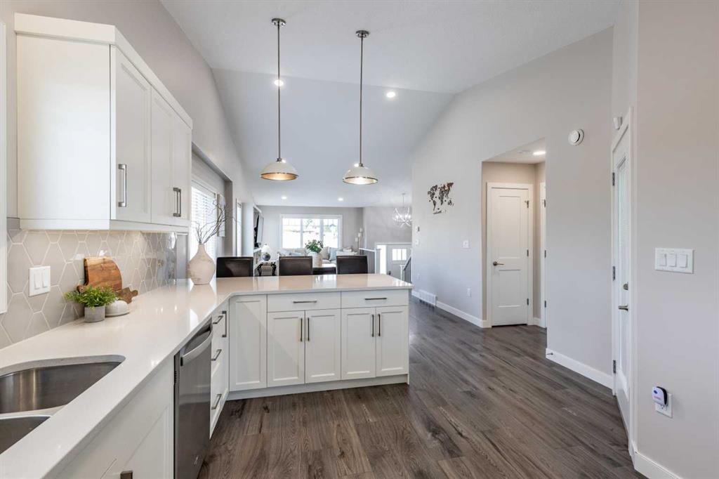 71 Ranchlands Boulevard Ne, Medicine Hat, AB - Indoor Photo Showing Kitchen With Double Sink With Upgraded Kitchen