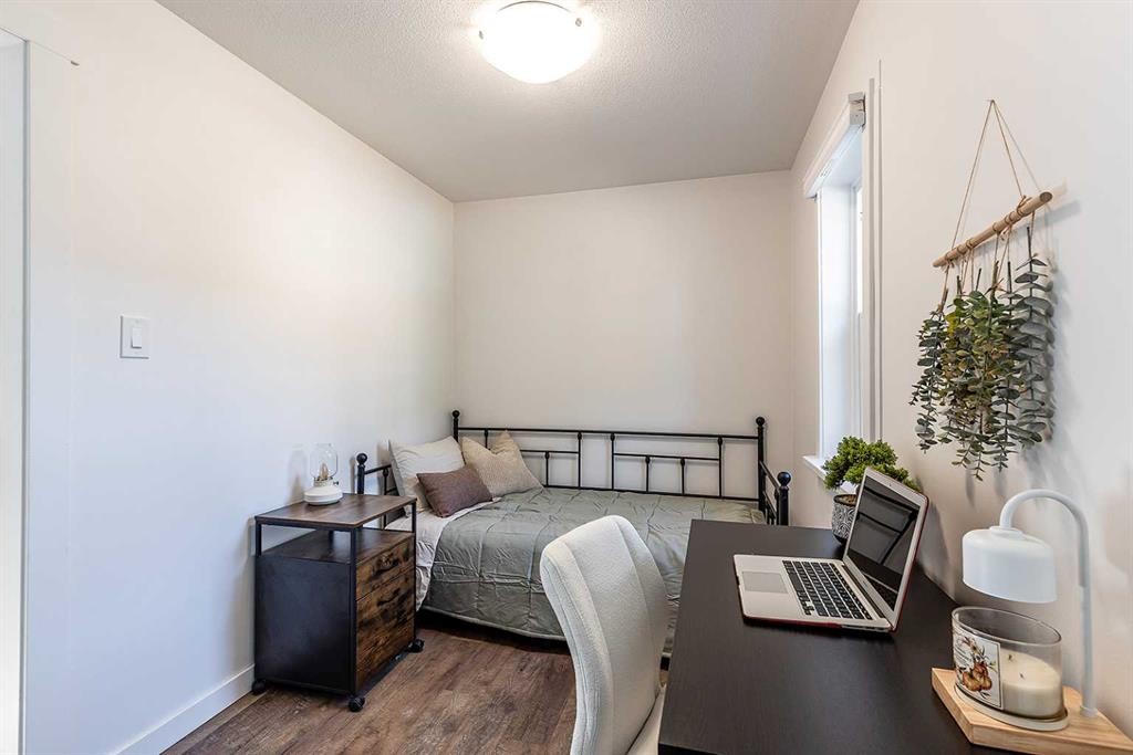 259 3 Street Nw, Medicine Hat, AB - Indoor Photo Showing Bedroom