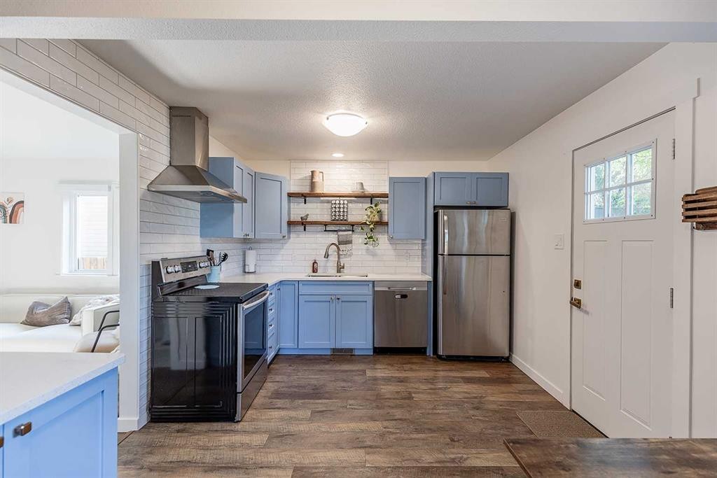 259 3 Street Nw, Medicine Hat, AB - Indoor Photo Showing Kitchen