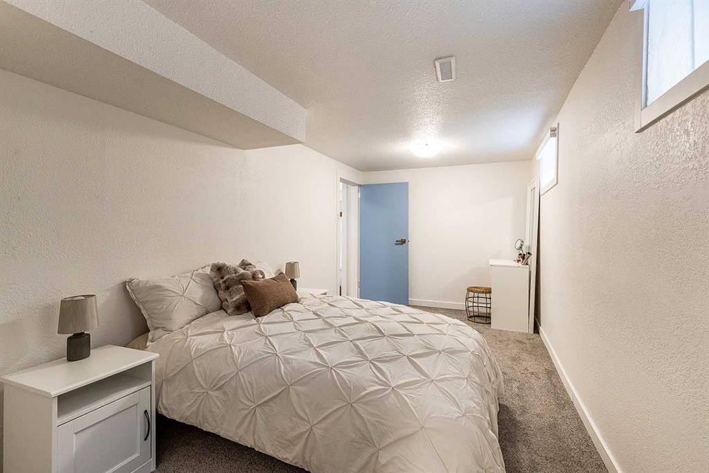 259 3 Street Nw, Medicine Hat, AB - Indoor Photo Showing Bedroom