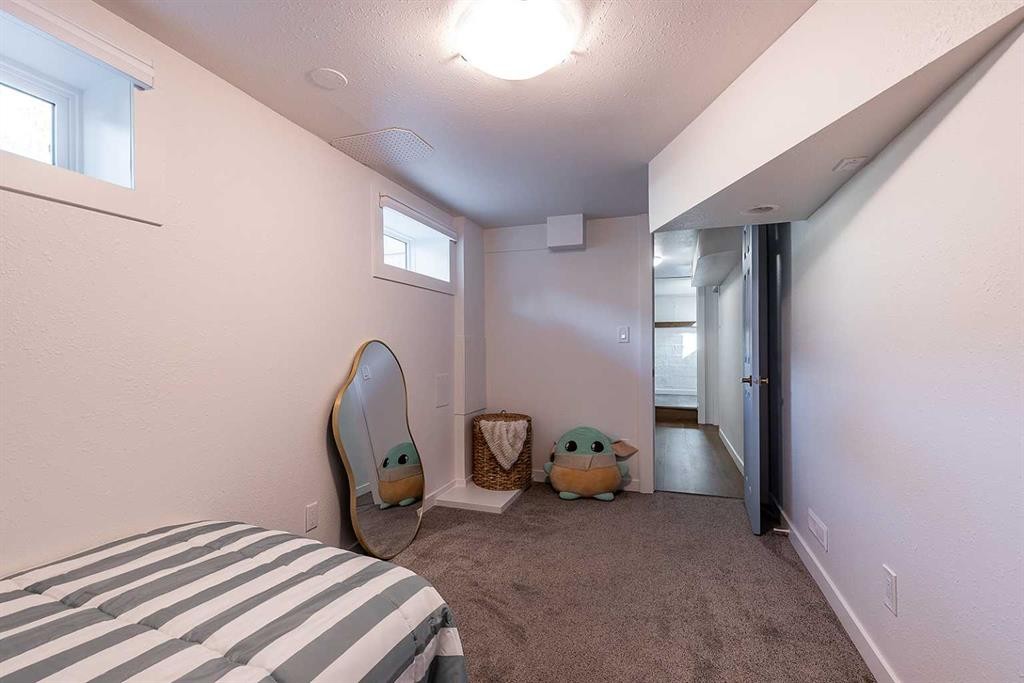 259 3 Street Nw, Medicine Hat, AB - Indoor Photo Showing Bedroom